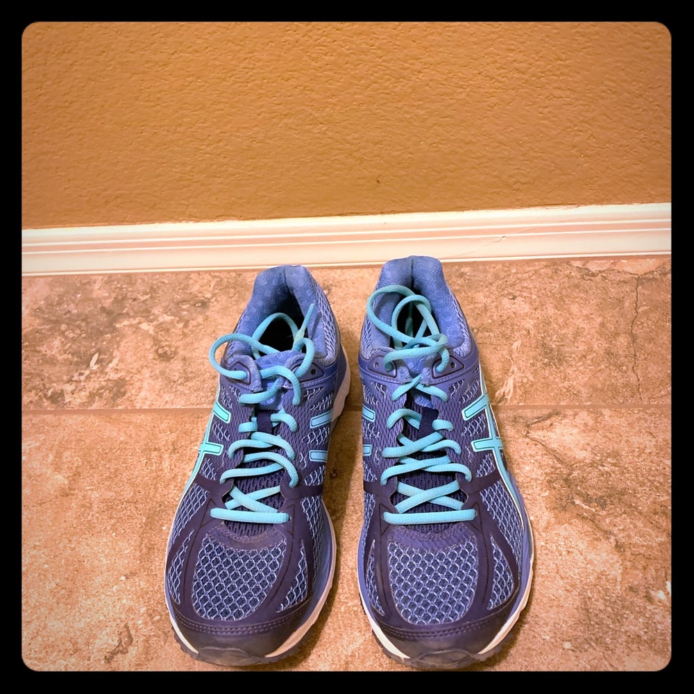 Women’s ASICS Gel Cumulus running shoes. Size 8